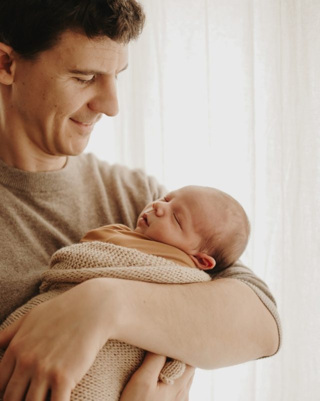 N A T H A N A Ë L
Bien au chaud dans les bras de papa ❤
Parce que ces moments de tendresse sont intenses et parce que le temps file à toute vitesse, les photos de ces moments précieux sont votre plus beau cadeau 😍
.
www.marinakyroglou.fr
.
#homephotoshoot #familyshooting #seancephotofamille #shootingfamille #photographebébé #photonouveauné #séancephotonouveauné #photographefontainebleau #photographenemours #photographe