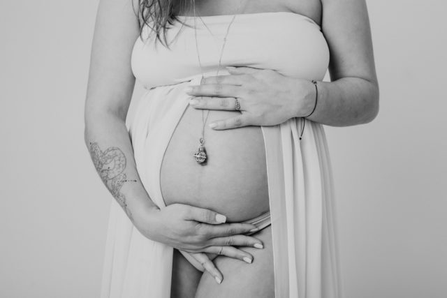 ✨ Séance grossesse en studio ✨
La magie de la maternité, chaque courbe raconte une histoire d’amour et de vie en devenir.
En studio, la lumière sublime les formes, la douceur s’invite dans chaque cliché, pour des souvenirs intemporels et profondément personnels.

📍Studio à Villiers-sous-Grez
📅 Réservation conseillée entre le 6e et le 8e mois de grossesse
📸 Tenues, accessoires et mise en beauté disponibles sur demande

Envie d’immortaliser ce moment si précieux ? Écrivez-moi en DM 💌
.
www.marinakyroglou.fr
.
#photographematernité #photographegrossesse #shootinggrossesse #studiophoto #souvenirsprécieux #photographenemours #photographefontainebleau #shootingfemme #shootingfemmeenceinte #portraitstudio #9mois