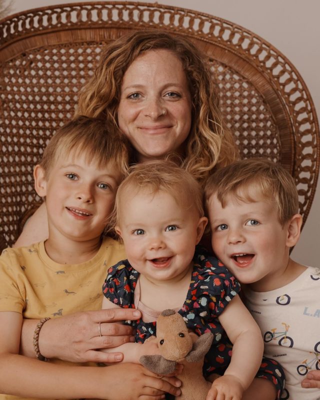 💕 Les mini-séances photo fête des Mères sont ouvertes à la réservation ! 🥳
Offrez (ou offrez-vous) un moment tendre et inoubliable 😍

✨ 30 minutes de shooting
✨ 6 photos retouchées
✨ 1 décor doux et chaleureux
✨ 1 mini prix 

📅 Dates : Dimanche 1er Juin - Mercredi 4 Juin - lundi 9 Juin
📍 Lieu : Studio Photo Marina Kyroglou - Villiers-sous-Grez (10 min. Fontainebleau)
📸 Places très limitées — réservation via le lien en bio !

➡️ Taguez une maman qui mérite ce moment 💌