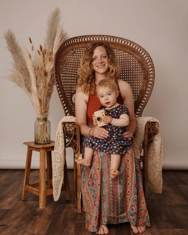 Une séance photo pour la fête des mères est une idée charmante !
Voici les 5 avantages et plaisirs que cela peut vous apporter :
🫶 Capturer des moments spéciaux en famille qui pourront être chéris et revus dans les années à venir.
♥️ Passer du temps ensemble et renforcer les liens familiaux tout en s’amusant.
🥰 C’est l’opportunité de montrer l’amour et l’affection que chaque membre de la famille ressent les uns pour les autres.
☮️ C’est une occasion de ralentir et d’apprécier le moment présent, loin du tumulte de la vie quotidienne.
💝 Les photos peuvent être utilisées pour créer des albums photo, des tirages ou même des cadeaux pour les proches.

Alors, vous attendez quoi ? Que vos enfants grandissent ? Mais c’est déjà le cas ! 😅
Lien dans la bio.
.
#photographefamille #fetedesmères #photographefontainebleau #photographenemours #shootingfamille #loveandfun 
.
www.marinakyroglou.fr